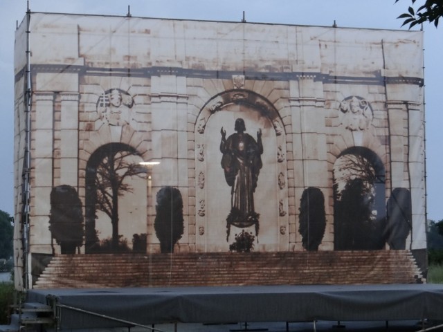 Przy ulicy Jana Pawła II stanął ołtarz z banerem Pomnika Wdzięczności. Konstrukcja została zainstalowana w związku z obchodami 21. rocznicy wizyty papieża w Poznaniu.