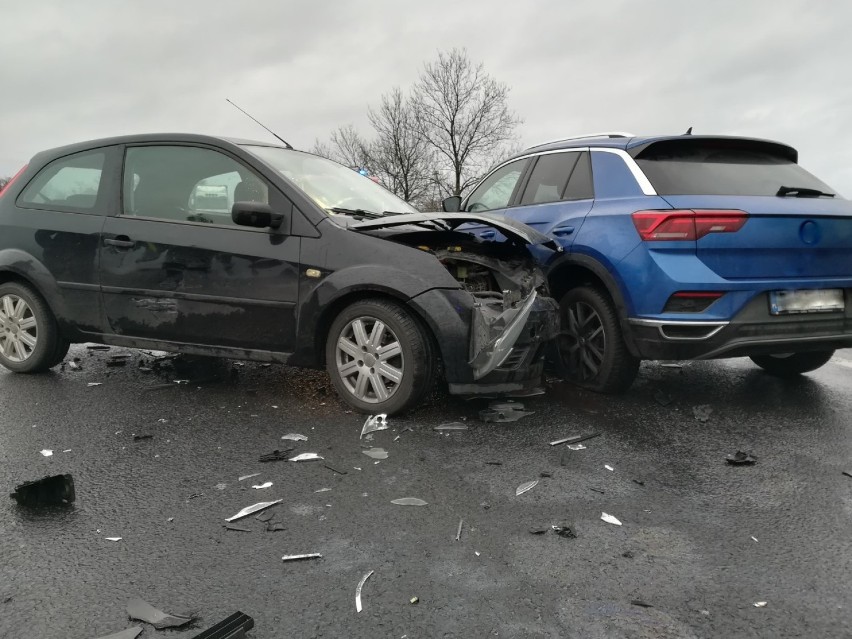 GŁUCHOWO. Wypadek na krajowej ,,piątce". Trzy osoby w...