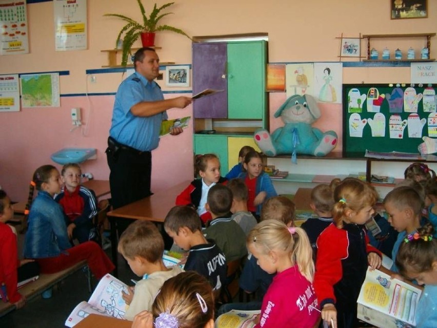 Dzieci otrzymują elementarze zawierające treści jak...