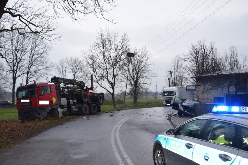 Wypadek w Siemkowicach. Czołowe zderzenie osobówki z ciężarówką ZDJĘCIA