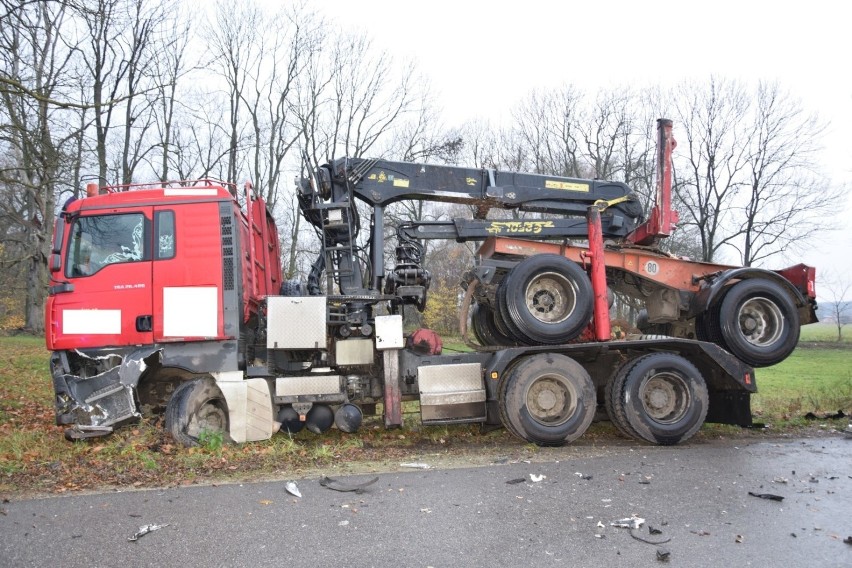 Wypadek w Siemkowicach. Czołowe zderzenie osobówki z ciężarówką ZDJĘCIA