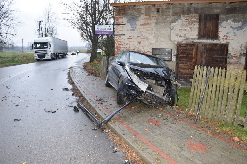 Wypadek w Siemkowicach. Czołowe zderzenie osobówki z ciężarówką ZDJĘCIA