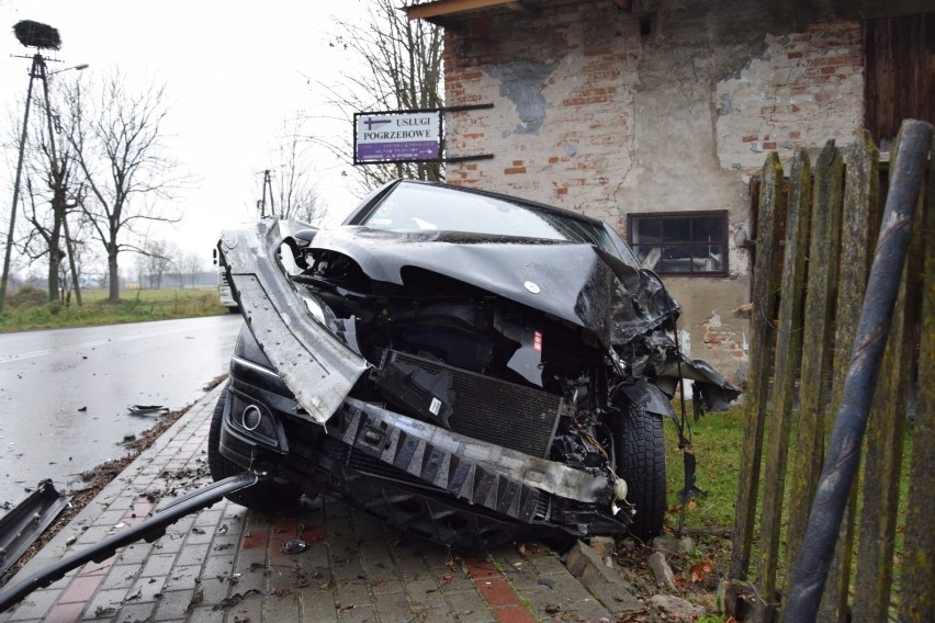 Wypadek w Siemkowicach. Czołowe zderzenie osobówki z ciężarówką ZDJĘCIA