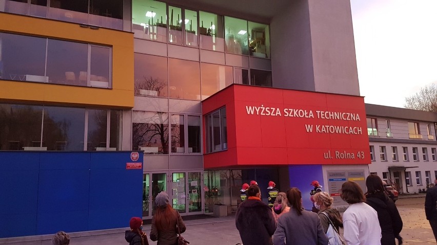 Akcja strażaków przed budynkiem WST; Zobacz kolejne...