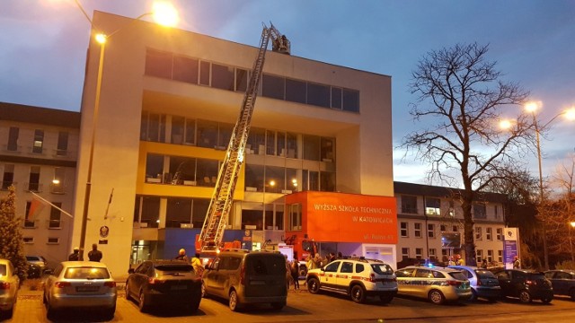 Akcja strażaków przed budynkiem WST; Zobacz kolejne zdjęcia/plansze. Przesuwaj zdjęcia w prawo - naciśnij strzałkę lub przycisk NASTĘPNE