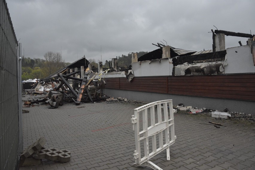 Targ na Jarmarku Pogórzańskim działa. W tle katastrofa związana z pożarem sklepu ze sprzętem AGD i RTV