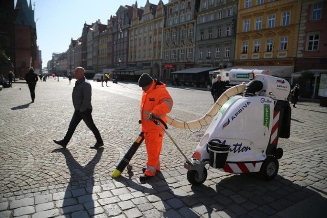 Od jutra zaczynaną obowiązywać nowe umowy dotyczące całorocznego utrzymania czystości oraz porządku w gminie Wrocław. Zostały one podpisane na 2 lata. Do prac ma być wykorzystywanych więcej samochodów elektrycznych i napędzanych gazem ziemnym, niż dotychczas. O Stare Miasto i Krzyki zadbają firmy FBSerwis Wrocław Sp. Z o.o. oraz FBSerwis S.A., zaś o Śródmieście, Fabryczną i Psie-Pole - Wrocławskie Przedsiębiorstwo Oczyszczania ALBA S.A.  Na ulicach pojawią się także nowe kosze na śmieci.