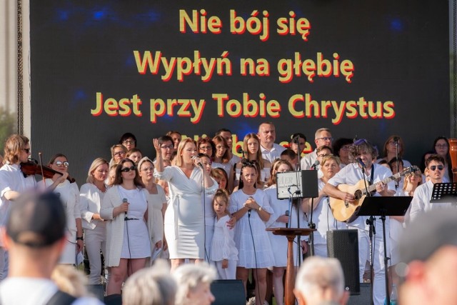 Bydgoszczanie z okazji 18. urodzin diecezji bydgoskiej organizatorzy zorganizowali koncert chrześcijańskich zespołów.