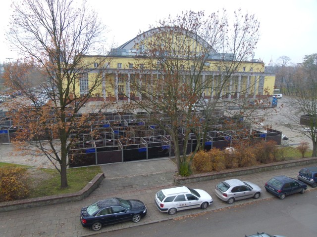 Parada Jeździecka Łódź 2012 odbędzie się w dniach 22 - 25 listopada w hali i na parkingu MOSiR. Tydzień wcześniej zaczęła się budowa boksów.