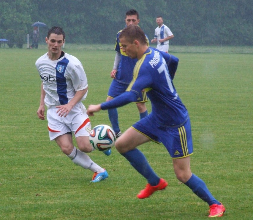 Mariusz Piskorek (Niwa, w białej koszulce) w pojedynku z...