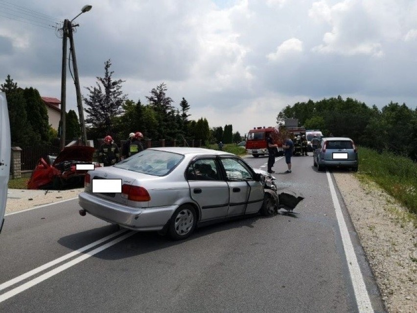Wypadek w Niedomicach pod Tarnowem. Czołowe zderzenie hondy i volkswagena. Kierowcy w szpitalu
