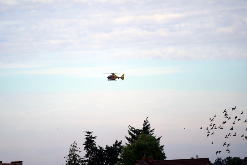 Lądowanie śmigłowca medycznego na boisku piłkarskim w Debrznie