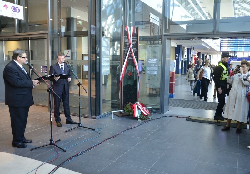 Poznań City Center - odsłonięto pomnik upamiętniający pomoc...