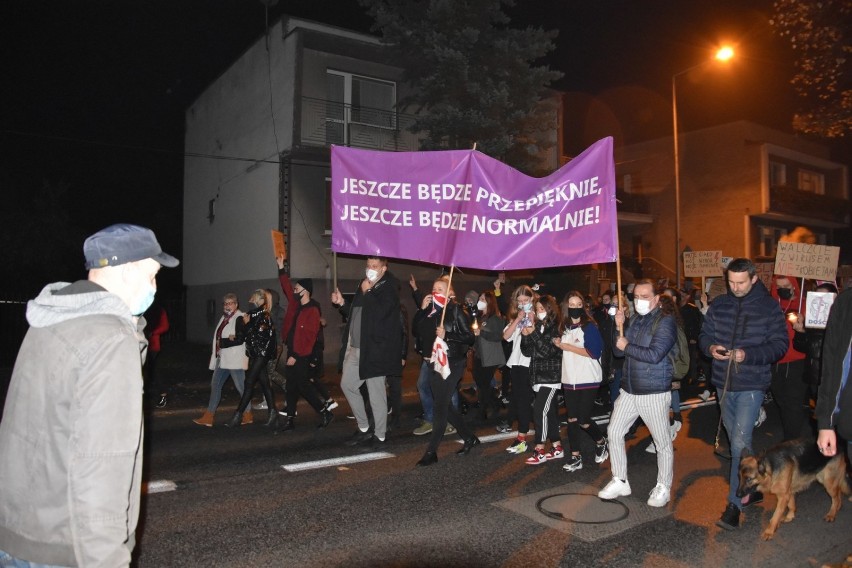 Protest Kobiet w Nowym Tomyślu. Tłumy na ulicach miasta. Zobaczcie zdjęcia!