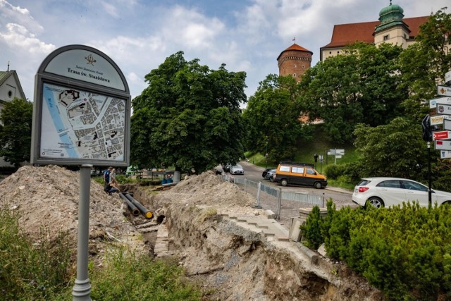 Czy ten kanał biegnie aż na Wawel?