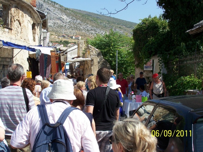 Zapchana turystami uliczka w Mostarze