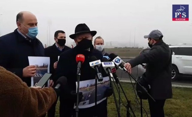 Konferencja działaczy PiS odbyła się przy rondzie kozienickim w Radomiu.