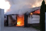 Pożar garażu z wyposażeniem warsztatowym i samochodem osobowym [ZDJĘCIA]