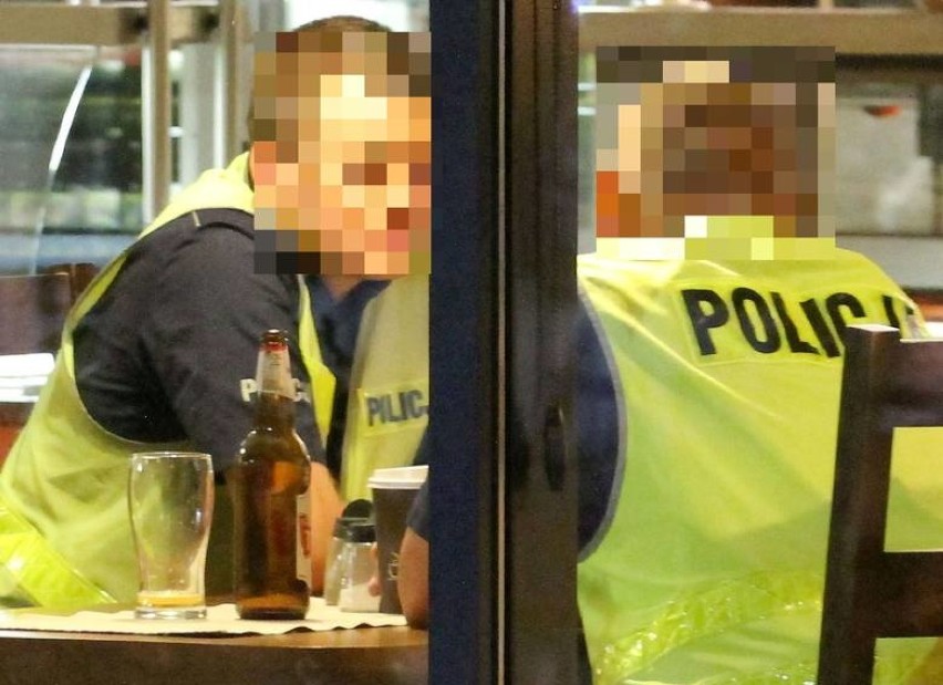 Można było odnieść wrażenie, że policjanci piją piwo na...