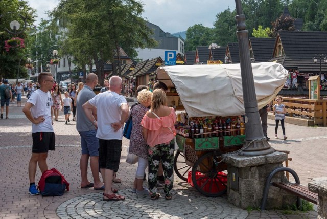 Zakopiańskie Centrum Kultury, w imieniu miasta zarządzające siecią kramów, ogłosiło właśnie wyniki przetargu na dzierżawę 16 przeznaczonych do sprzedaży serów stoisk zlokalizowanych na Krupówkach i 10 na targu pod Gubałówką - przy drodze, po której turyści podążają do dolnej stacji kolejki szynowej. Zdążyliśmy się przyzwyczaić, że oferty górali (i nie tylko bo dwa stoiska wynajęła osoba zameldowana w Zduńskiej Woli) już od lat są tu naprawdę wysokie. Jednak w tym roku stawki zaoferowane przez handlarzy za wynajem stoiska o powierzchni 1,5 mkw. po raz kolejny urosły do niespotykanych kwot.