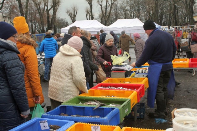 Stoisko Waldemara Wiśniewskiego na targowisku. Klienci chętnie kupują śledzie i inne ryby