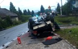 Kęty. BMW dachowało na drodze wojewódzkiej nr 948 (ul. Mickiewicza). Ranna 18-letnia pasażerka trafiła do szpitala  AKTUALIZACJA