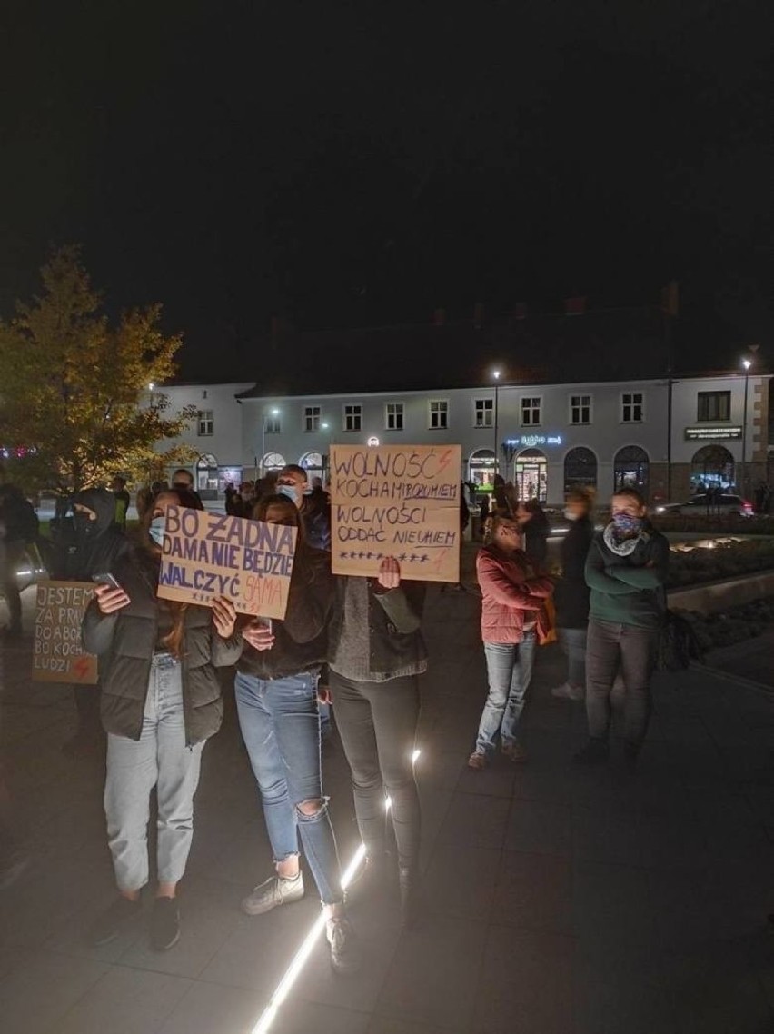 17-latka została ukarana za zorganizowanie Strajku Kobiet,...