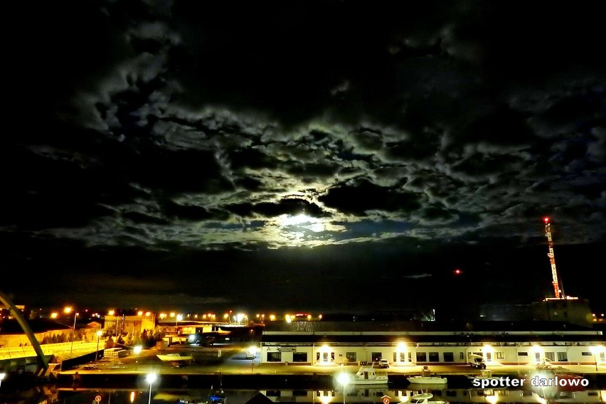 Wrześniowa pełnia Księżyca w Darłowie. W obiektywie Grzegorza Wandasa [zdjęcia] 
