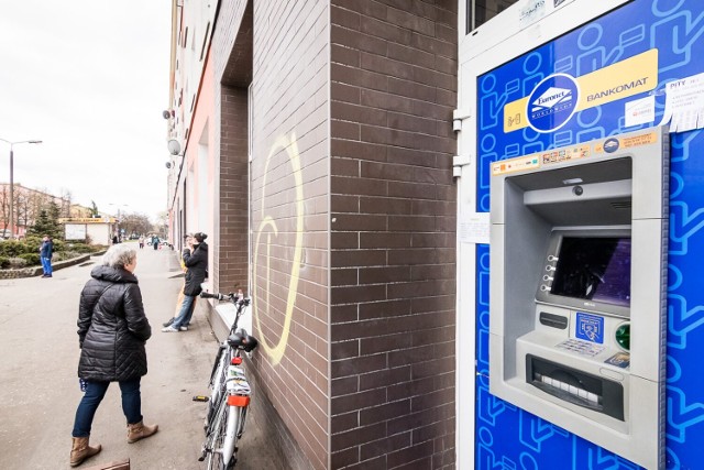 Limity wypłat gotówki w bankomatach. Ile pieniędzy możemy wypłacić w 2023 r.? Lista limitów wypłat gotówki z bankomatu w popularnych bankach