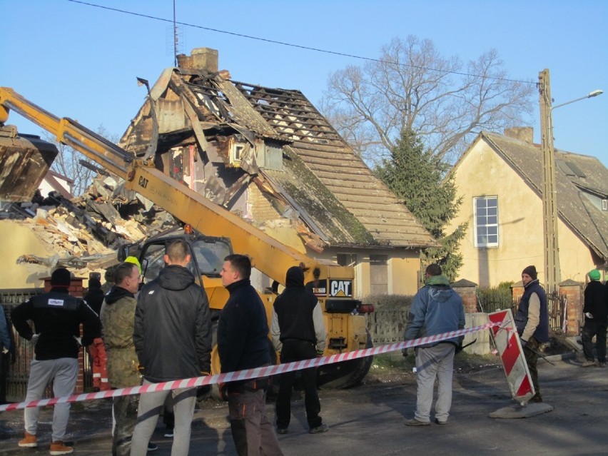 Po pożarze w Duninowie. Trwa rozbiórka domu (zdjęcia)