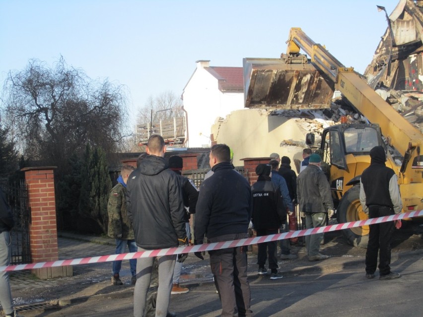 Po pożarze w Duninowie. Trwa rozbiórka domu (zdjęcia)