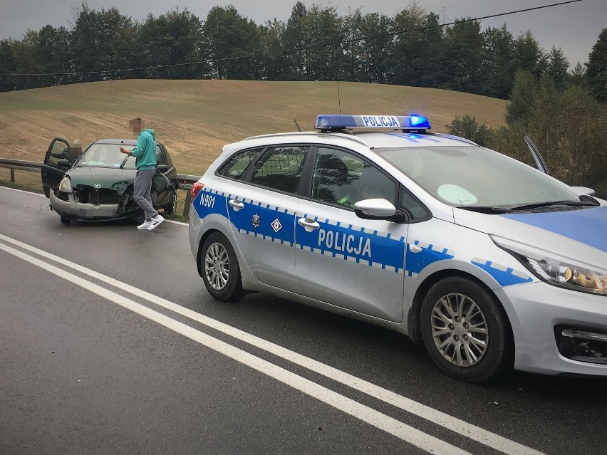 Wypadek na drodze krajowej nr 20. Cztery osoby trafiły do szpitala. Policjanci apelują: Noga z gazu