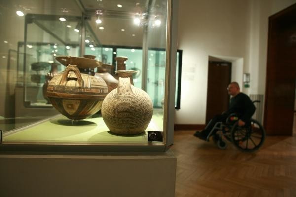 Meble wystawiane na aukcji Muzeum Narodowego to niezła gratka dla fanów peerelowskiego wzornictwa