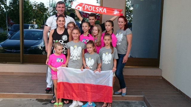 Zawodnicy z Ostrowca ze swoimi trenerami - Joanną i Grzegorzem Kępa.