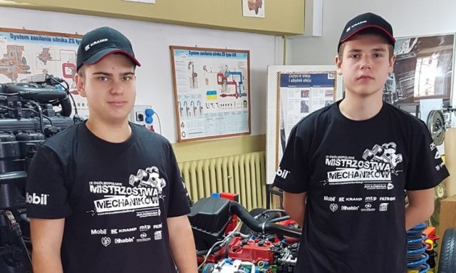Łukasz Stępniewski (z lewej) i Szymon Wydra zajęli trzecie miejsce podczas Ogólnopolskich Mistrzostw Mechaników w kategorii Młody Mechanik.