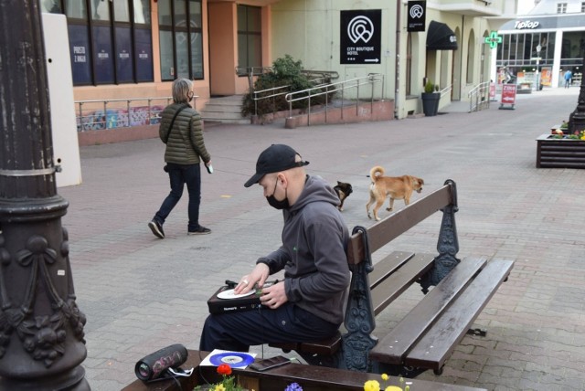 Zielonogórzanie z zainteresowaniem słuchają nietypowego koncertu w wykonaniu Sergieja na deptaku