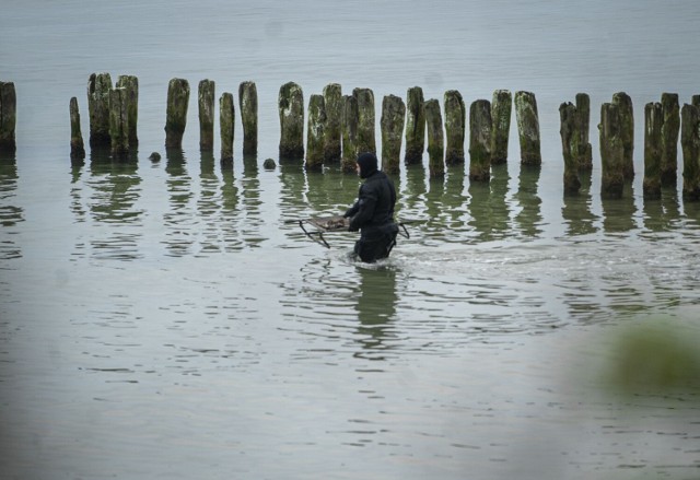 Trwa akcja wydobycia bomb na plaży między Kołobrzegiem a Sianożętami