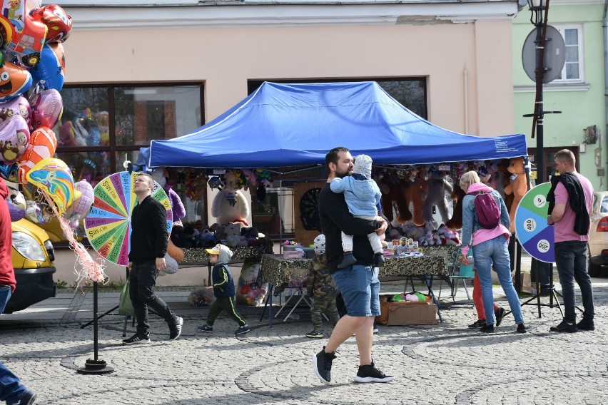 Żarciowozy zawitały do Chełma. Serwują dania z różnych stron świata. Mieszkańcy oblegali plac Łuczkowskiego. Zobacz zdjęcia