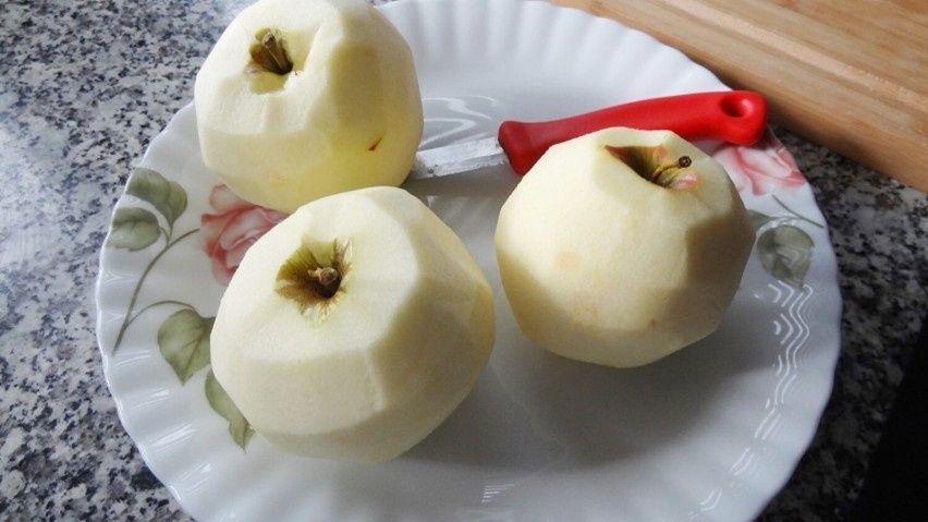 Umyj i obierz jabłka. Pokrój je w kostkę.