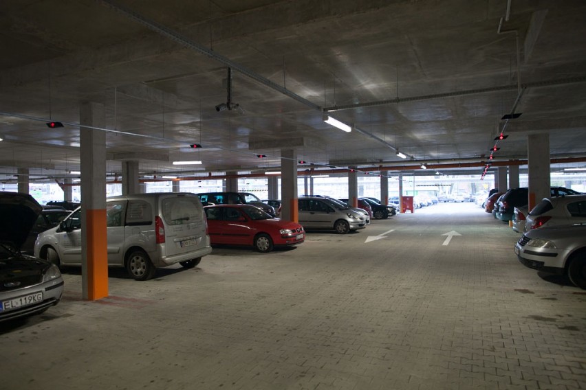 Nowy parking w Łodzi powstał niedawno na terenie Manufaktury