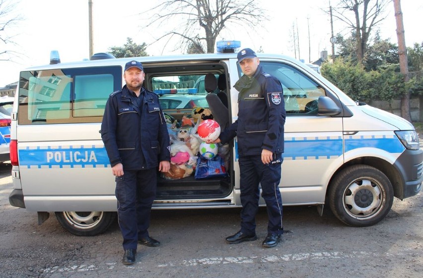 Wieluńcy policjanci przekazali zabawki dzieciom z Ukrainy 