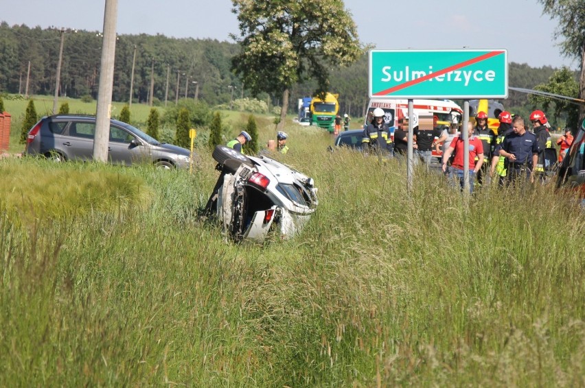 AKTUALIZACJA: Wypadek na drodze Sulmierzyce-Odolanów z udziałem trzech aut. Pięć osób poszkodowanych [ZDJĘCIA]