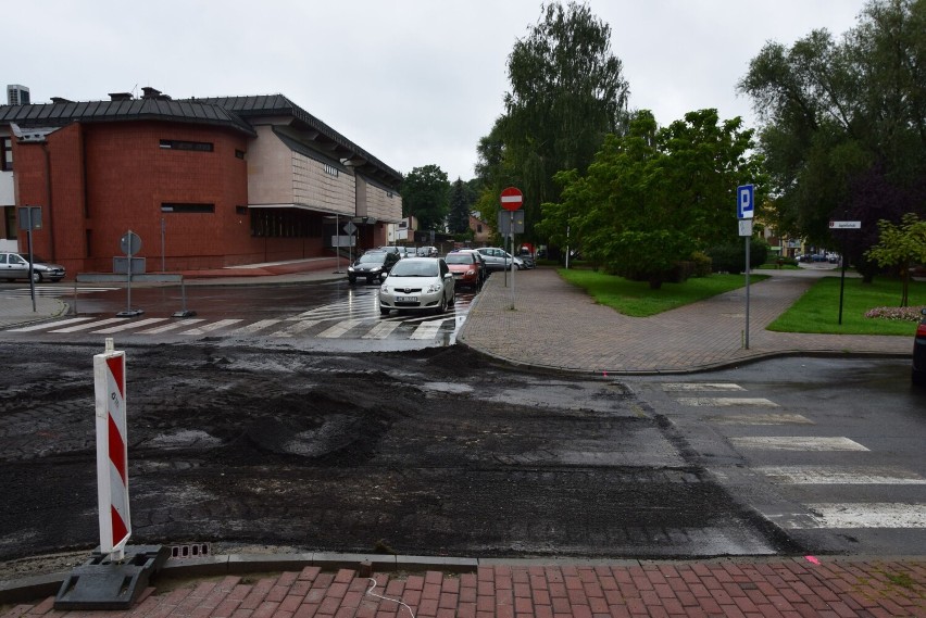 Remont ulicy POW w Wieluniu. Odcinek drogi w okolicy sądu jest zamknięty dla ruchu ZDJĘCIA