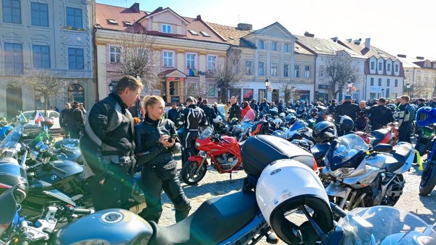 Motocyklowe powitanie wiosny 2022  na placu Wolności w Koninie. Miłośnicy dwóch kółek hucznie rozpoczęli sezon