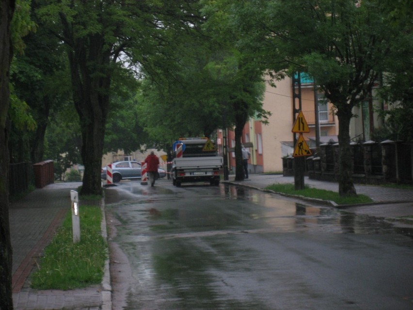Pod ulicą Sobieskiego w Człuchowie zarwał się wodociąg