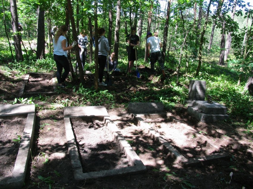 Stary cmentarz ewangelicki w Rogowcu uporządkowany przez młodzież 