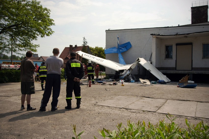 Wypadek lotniczy w centrum Koszalina. Zdjęcia z katastrofy z 2005 roku