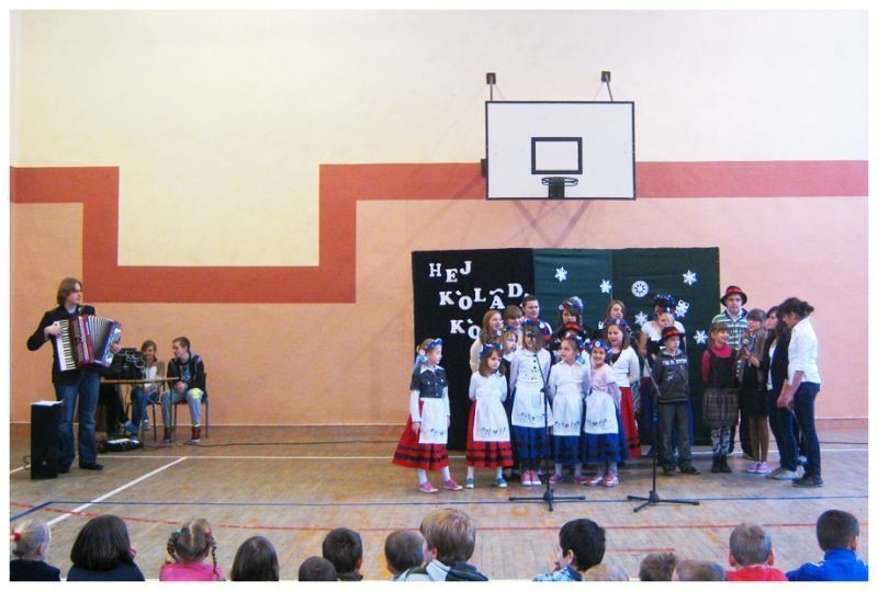 Kaszubskie kolędy w szkole w Leśnicach