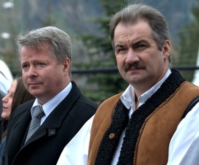 Burmistrz Leszek Dorula (z prawej) nominował na stanowisko komendanta straży miejskiej Marka Trzaskosia (z lewej)