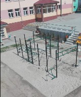 Siłownia street workout zostanie usunięta z terenu Szkoły Podstawowej nr 2 w Komornikach 